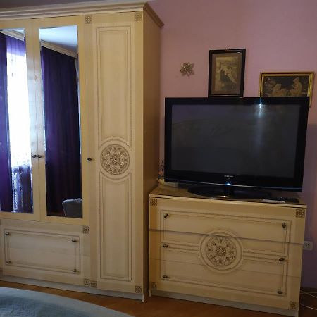Затишні Апартаменти В Центрі Rivne Exterior foto